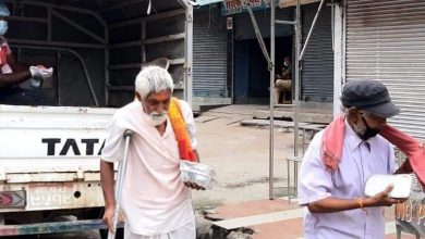 Photo of साहिब दरबार सेवा सस्थान , समपर्ण सेवा सस्था र स्टार सेरामिक्स प्रालीद्वारा शनिबार १८ औं दिन पनि निसुल्क खाना बितरण गर्दै ।