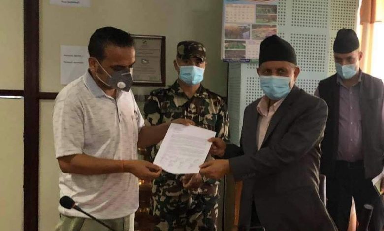 Photo of विद्यार्थी संगठनहरुले सात दिने अल्टिमेटम सहित माग सम्बोधनका लागि शिक्षामन्त्रीलाई मागपत्र बुझाए ।