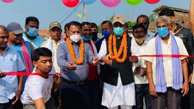 Photo of पर्सा क्षेत्र न. १ का सांसद प्रदीप यादवद्वारा परसोतीपुरमा निर्माण सम्पन्न ढलान सड़क तथा नालाको समुद्घघाटन ।