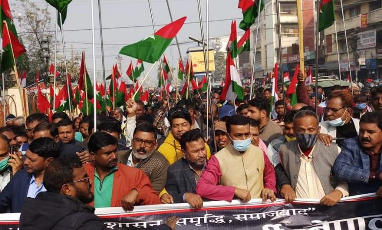 Photo of केपि शर्मा ओलि नेतुत्वको नेकपा पार्टीको सरकारले प्रतिनिधि सभा विघटन गरेको विरुद्धमा जसपा नेपाल पर्साद्वारा बिरगंजमा बिरोध प्रदर्शन ।