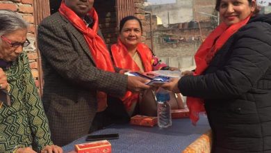 Photo of आमा समुह र वडा समितिको सन्युक्त आयोजनामा ७० जना महिलाहरुलाई साडी बितरण ।