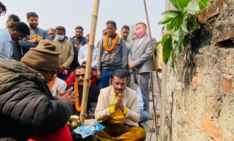 Photo of विद्यालय भवन निर्माण गर्न सासद् यादवले दिए २५ लाख, निर्माण कार्य सुरु श्रीपुर विद्यापीठ विद्यालयमा निर्माण हुने भवनको सांसद् यादवद्वारा शिलन्यास २५ लाख रुपैयाँको लागतमा निर्माण हुने विद्यालय भवनको सांसद् यादवद्वारा शिलन्यास शिक्षा क्षेत्रको विकासले मात्र देशको भविष्य उज्ज्वल हुन्छ : सांसद् यादव