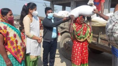 Photo of पर्सा गढीनगरपालिका वडा नं ५,६, ७ मा रहेका मुसहर, तात्वा र डोम ५२ घर परिवारलाई खाद्यान्न सामाग्री वितरण ।