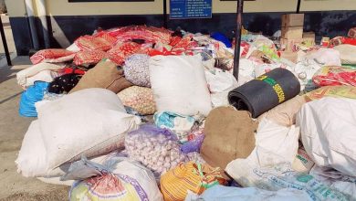Photo of पर्सा प्रहरीले रु. २३,५७,७२० मुल्य बराबरको लत्ताकपडा , खाद्यान्न र हार्डवेयर सामाग्री बरामद गरि बिरगंज भन्सार बुझायो ।