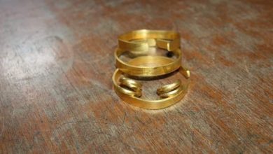 Photo of विमानस्थलबाट सुन जस्तो देखीने पहेँलो धातुको बाला र औठी सहित मानिस नियन्त्रणमा ।