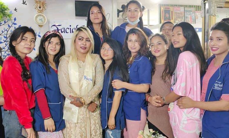 Photo of रेस्लर मुना श्रेष्ठलाई फेसियल हाउसको सम्मान