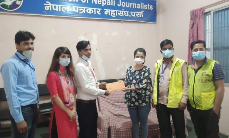 Photo of रेडियो सान्भी र साझा डेलिद्वारा पत्रकार राहत विपद कोषमा सहयोग ।