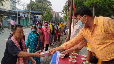 Photo of नेपाली काङ्ग्रेस पर्सा क्षेत्र न. १ का क्षेत्रीय सभापति बिजय सरार्फद्वारा सातौं दिन शनिबार पनि निरन्तर निसुल्क चिकेन बिरयानी बितरण ।