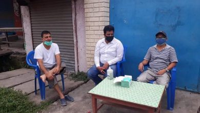 Photo of २३ औं दिन बुधबार निरन्तर सामुदायिक सेवा केन्द्र तथा राईजिङ्ग बिरगंज नेपालले माक्स बितरण गर्दै ।