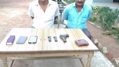 Photo of सशस्त्र प्रहरीद्वारा मेडईन ईटाली लेखिएको एउटा पेस्तोल र सोको दुई वटा गोलीसहित दुई जना पक्राउ ।