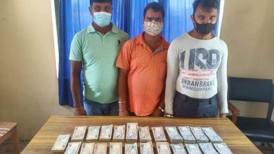 Photo of १५ लाख ५० हजार सहित ३ जना पक्राउ ।