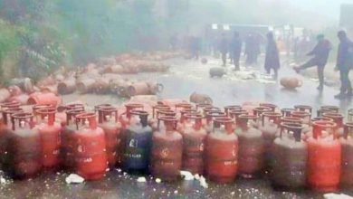 Photo of काठमाडौंको चन्द्रागिरी नगरपालिका वडा नं. २ पिपलामोड नजिक ग्यास सिलिण्डर बोकेको ट्रक दुर्घटना