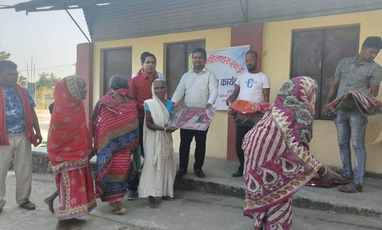 Photo of एकल महिलाहरुलाई वडा अध्यक्ष आलम द्वारा साडी वितरण