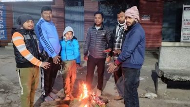 Photo of बढ्दै गरेको चिसोलाई मध्यनजर गर्दै वीरगञ्ज युवा समाजद्वारा दाउरा बितरण