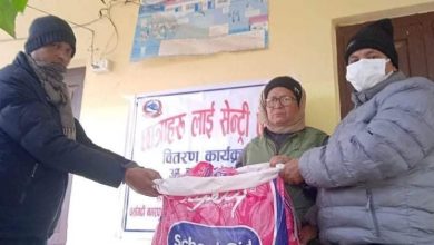 Photo of वडाध्यक्ष गौरोद्वारा छात्राहरुको लागि सेनेटरी प्याड वितरण