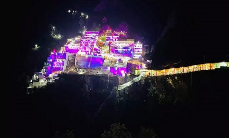 Photo of जम्मू-कश्मीरकाे एक मन्दिरमा भागदौड मच्चिँदा १२ जनाकाे ज्यान गयाे