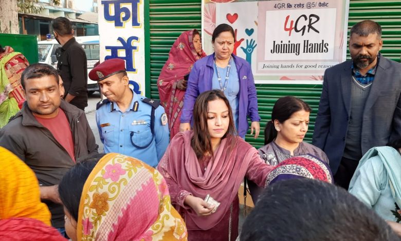 Photo of 4GR नामक संस्था द्वारा हप्तामा दुई पटक घण्टाघर चौक र नारायणी अस्पतालको गेट अगाडि रु ५ मा प्रति पाकेट खाना