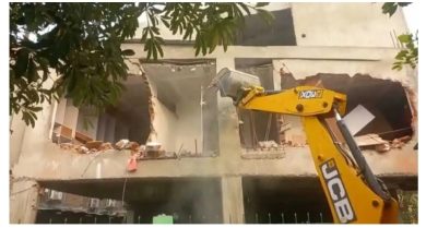 Photo of माइराम पोखरीको जग्गा अतिक्रमण गरि बनाइएका घरहरु माथि चल्यो महानगरको डोजर