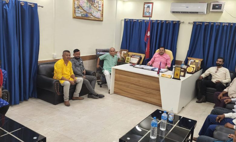 Photo of वीरगन्ज म.न.पा.वडा नं १७ अलौं मा बनिरहेको बाटो तथा नाला निर्माणको बिबाद उप-प्रमुख द्वारा समाधान