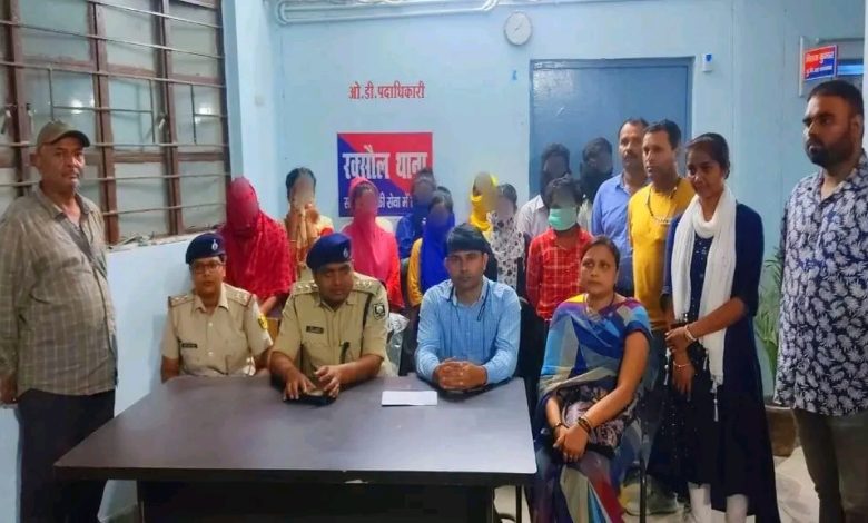 Photo of इन्स्पेक्टर मनोजकुमार शर्मा (एएचटीयू एसएसबी रक्सौल) को संयुक्त उद्धार कार्यमा ०८ केटि र ०३ केटा को उद्वार