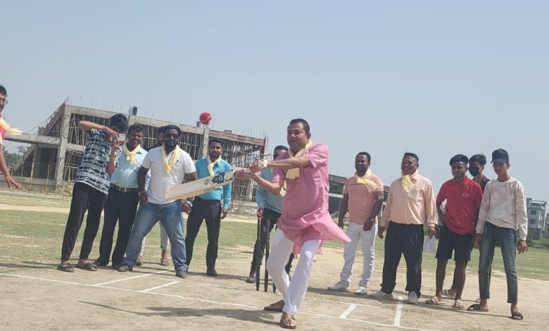 Photo of वीरगंज महानगरका उप-प्रमुख आलम द्वारा प्राउड कप टि-२० knock out क्रिकेट टुर्नामेन्ट उद्घाटन