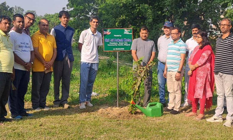 Photo of विश्व वातावरण दिवसको अवसरमा ग्रिन सिटी समुदायिक सेवा केन्द्रका अध्यक्ष प्रकास खेतान द्वारा बृक्षारोपण