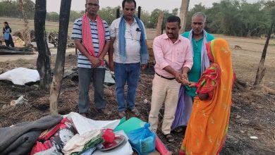 Photo of जगरनाथपुर गाउँपालिकाका प्रमुख श्रीकान्त प्रसाद यादव द्वारा आगलागी पीडितलाई राहत सामग्री सहयोग