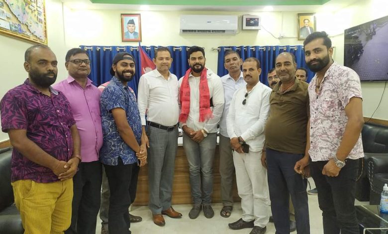 Photo of नेपाल तरुण दलको केन्द्रिय सदस्यमा मनोनीत भएका युवा नेता रोशन सिंह उप-मेयर द्वारा सम्मानित