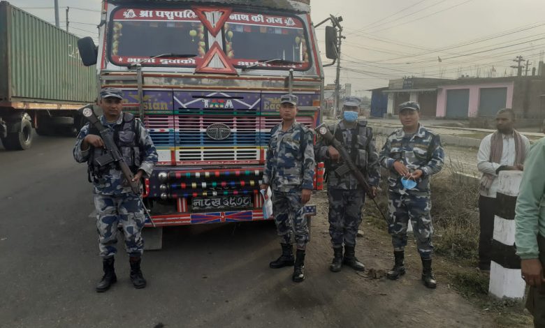 Photo of सशस्त्र प्रहरी पर्सा द्वारा ७० लाखको कपडा सहित ट्रक बरामद
