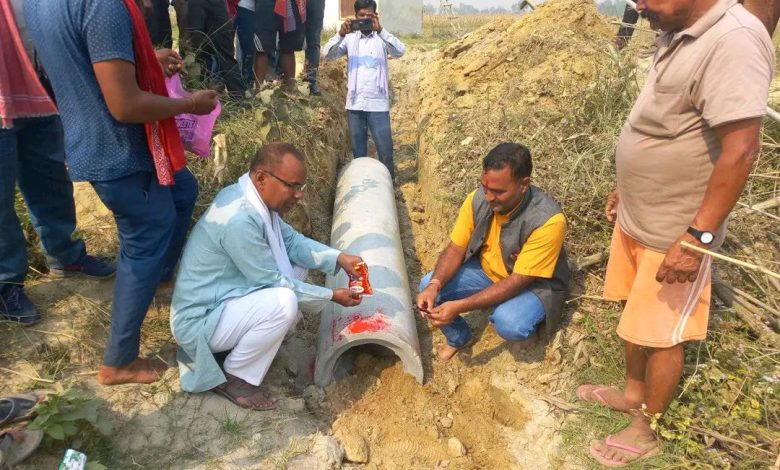 Photo of नेपाली कांग्रेसका विकास प्रेमी नेता राम नारायण कुर्मिको पहलमा सरेही बाटो विस्तार