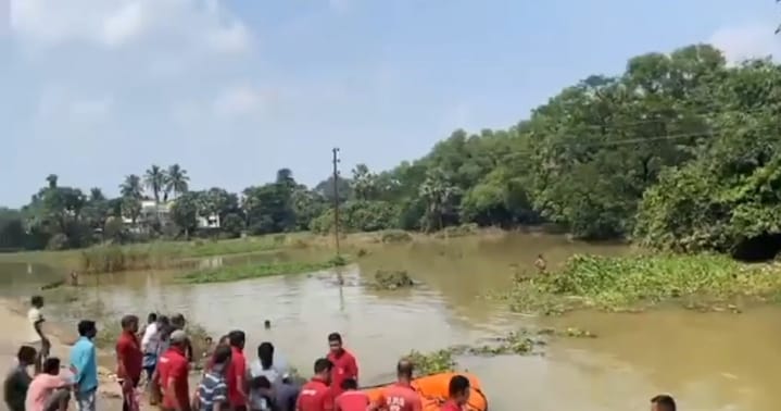 Photo of A five-year-old child drowned in flood water while bathing with his parents!