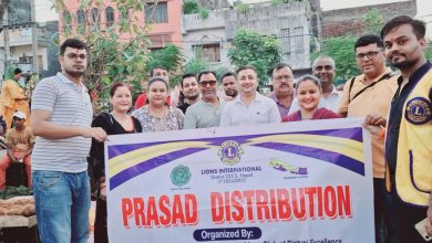 Photo of पुनः लायन्स इन्टरनेशनल द्वारा प्रसाद वितरण