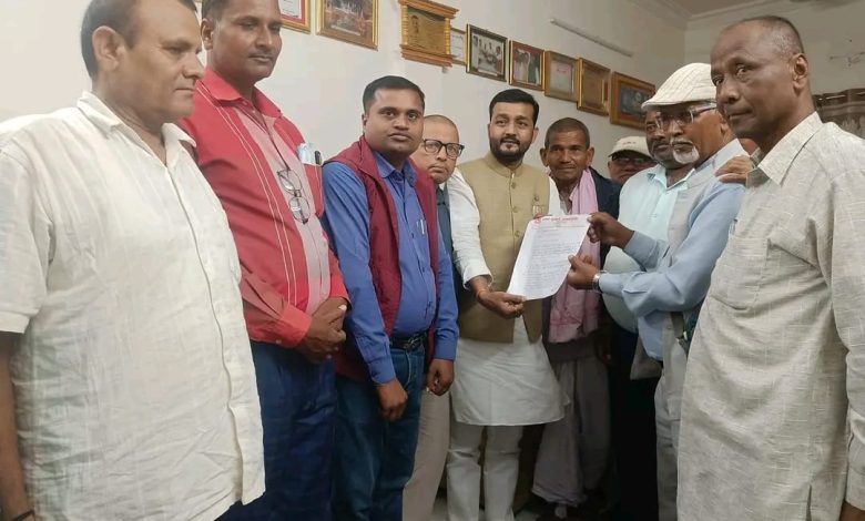 Photo of नेपाल सरकारका खानेपानी मन्त्री माननीय प्रदिप यादव लाई ज्ञापनपत्र बुझाइयो।