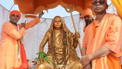 Photo of Swami Pranabananda in Rabindra village – Rabindra statue, extreme enthusiasm among the people