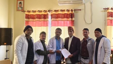 Photo of बिरगंजका समस्त ल्याबमा कार्यरत स्वास्थ्यकर्मीहरु द्वारा पर्साका प्रजिअ गणेश अर्याललाई ज्ञापन पत्र बुझाए