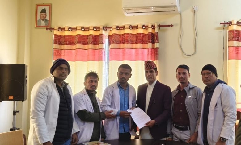 Photo of बिरगंजका समस्त ल्याबमा कार्यरत स्वास्थ्यकर्मीहरु द्वारा पर्साका प्रजिअ गणेश अर्याललाई ज्ञापन पत्र बुझाए