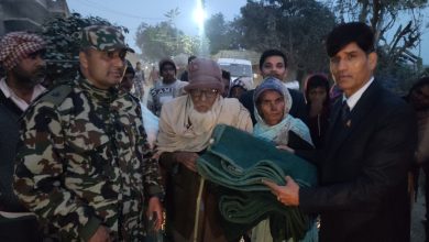 Photo of पर्साका सिडिओ गरिब बिपन्नहरुको लागी गाउँ-गाउँमा कपडा,सुइटर,टोपी,ज्याकेट वितरण गर्दै