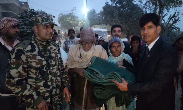 Photo of पर्साका सिडिओ गरिब बिपन्नहरुको लागी गाउँ-गाउँमा कपडा,सुइटर,टोपी,ज्याकेट वितरण गर्दै