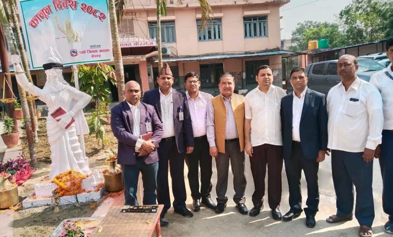 Photo of पर्सा जिल्ला अदालतमा न्यायकी देवीको मुर्ति अनावरण गरेर मनाइयो कानुन दिवस