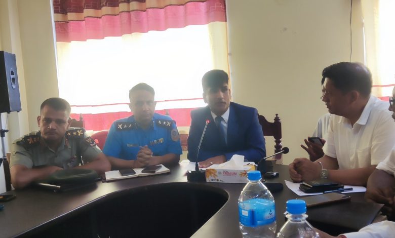 Photo of वीरगञ्जमा विद्युत पोल र इन्टरनेट तारको अव्यवस्था अन्त्यका लागि विशेष अन्तरक्रिया, ८ बुँदे कार्यान्वयन निर्णय