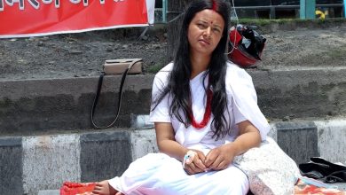 Photo of इजलासमै विषपान गरी सेतो वस्त्रमा अनसन बसेकी बिनु को हुन्‌ ?