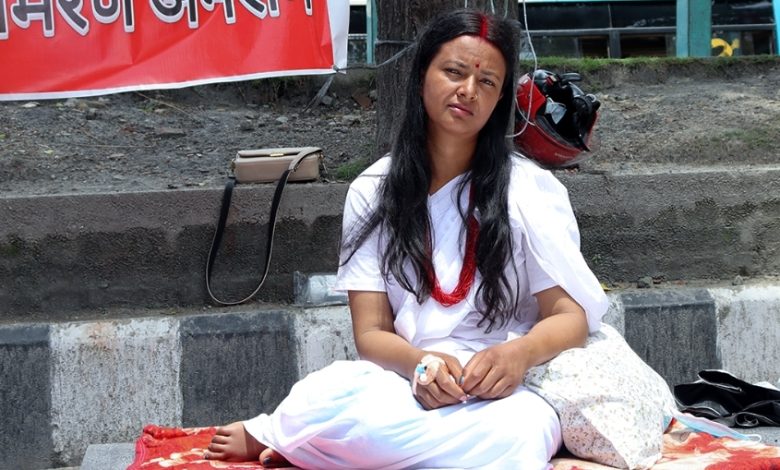 Photo of इजलासमै विषपान गरी सेतो वस्त्रमा अनसन बसेकी बिनु को हुन् ?