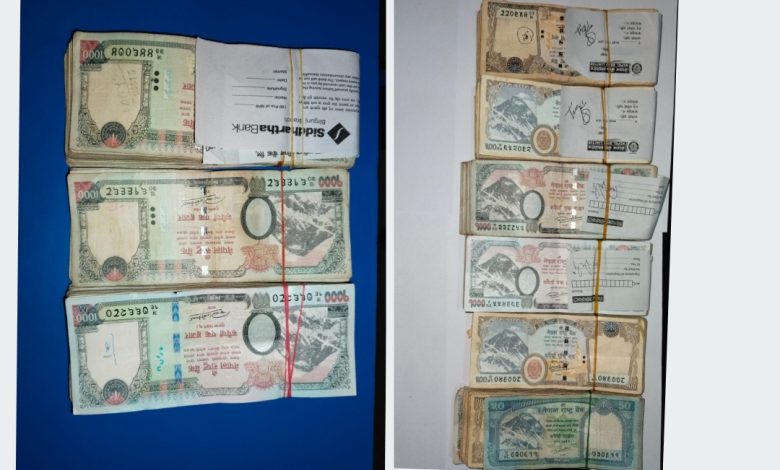 Photo of ६ लाख ७१ हजार ९ सय ५० रुपैयाँ श्रोत नखुलेको हुण्डी रकमसहित तीन जना पक्राउ