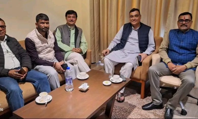 Photo of पर्सा क्षेत्र नं. १ मा कांग्रेसको ‘चुनावी तरंग’ एकताबद्ध अभियानमा अजय दिबेदी र अरबिन्द्र गुप्ता