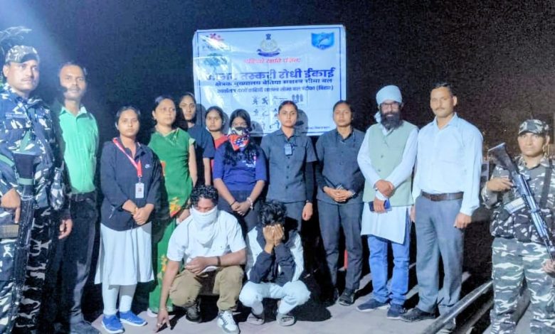 Photo of AHTU–SSB ४७ औँ वाहिनी र एनजिओको सतर्कताले मोहम्मद अरमान उर्फ गोलु तथा इकबाल अन्सारी उर्फ सोनुको चंगुलबाट एक हिन्दु नाबालिग बालिकाको उद्धार