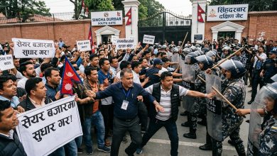 Photo of सिंहदरबार दक्षिणगेटमा सेयर लगानीकर्ता–प्रहरी धकेलाधकेल, आयल निगम अगाडि प्रदर्शन