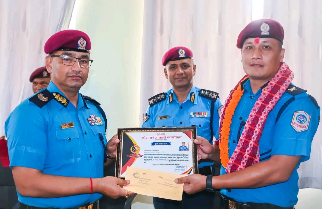 Photo of अपराधीका लागि ‘कडा’, नागरिकका लागि ‘भरपर्दा’: सिरहाका प्रहरी निरीक्षक विशाल मल्ल बने मधेशका ‘बेस्ट अफ द मन्थ’
