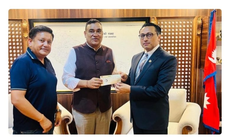 Photo of भोटेकोशी बाढीपीडितका लागि जगदम्बा इन्टरप्राइजेजको ५१ लाख सहयोग, निर्देशक रुङ्गटाद्वारा अर्थमन्त्री वाग्लेलाई चेक हस्तान्तरण