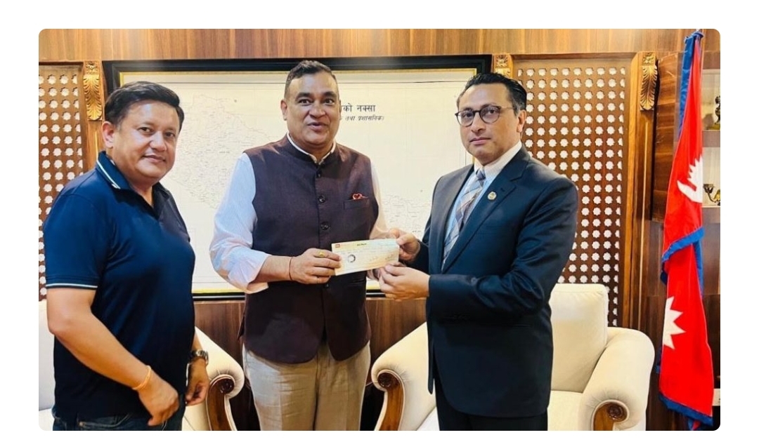 Photo of भोटेकोशी बाढीपीडितका लागि जगदम्बा इन्टरप्राइजेजको ५१ लाख सहयोग, निर्देशक रुङ्गटाद्वारा अर्थमन्त्री वाग्लेलाई चेक हस्तान्तरण