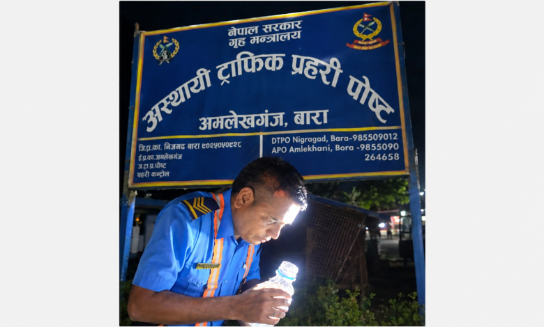 Photo of अमलेखगञ्ज ट्राफिक पोस्टका इन्चार्ज नवलकिशोर साहमाथि चेकजाँचका नाममा रकम असुलेको आरोप